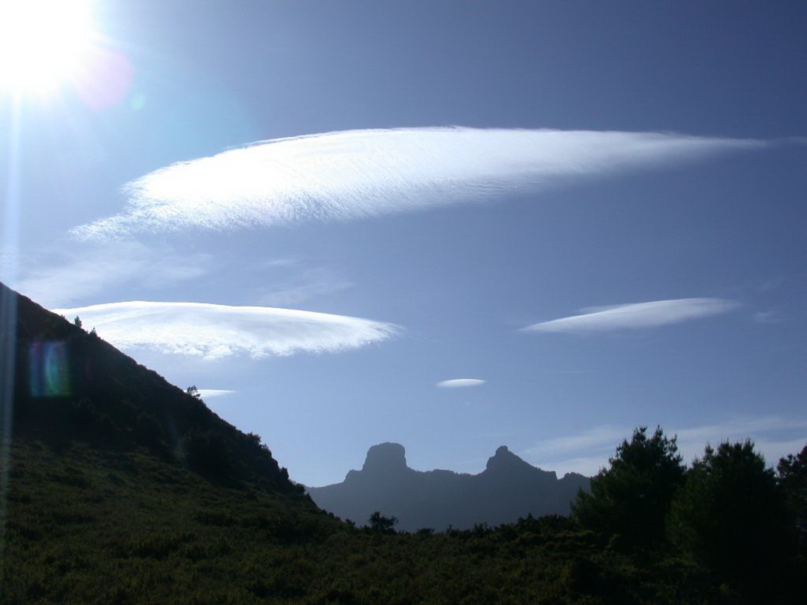 大小霸山與飛碟雲