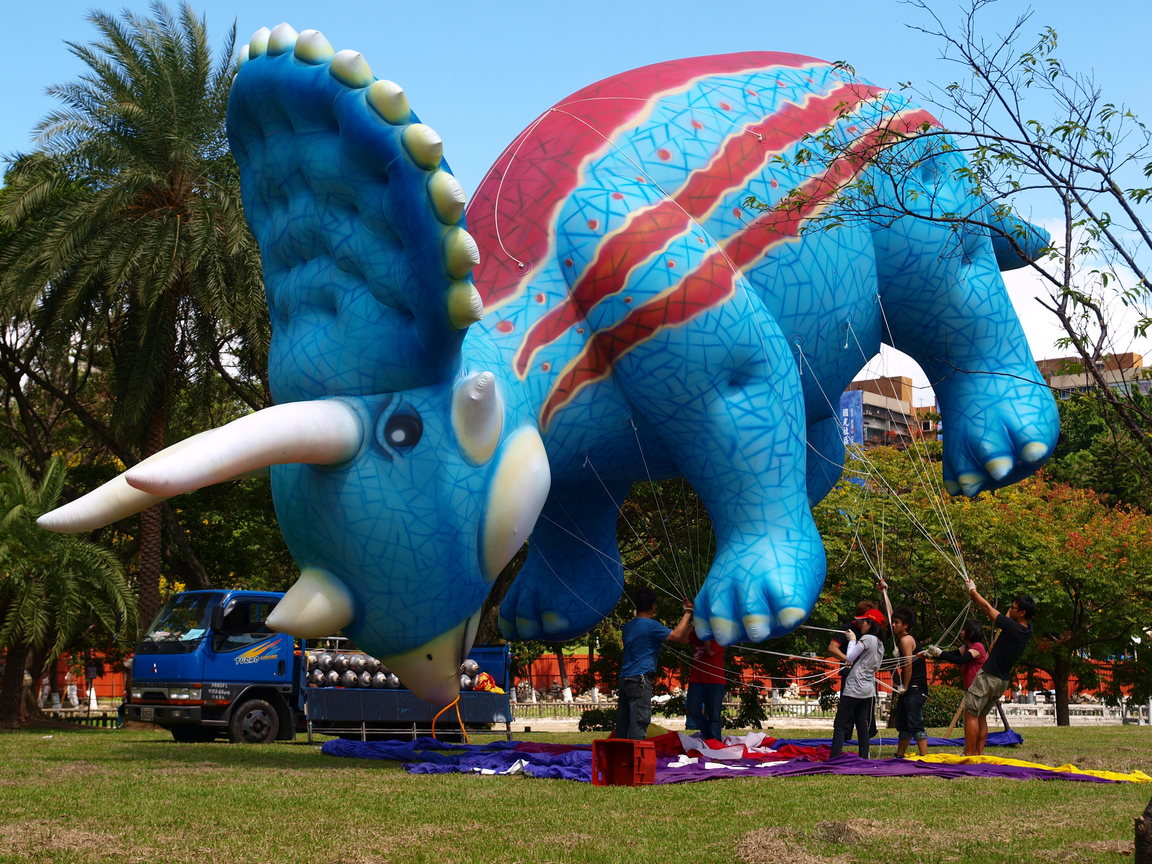 台北市萬華區─青年公園恐龍展氣球