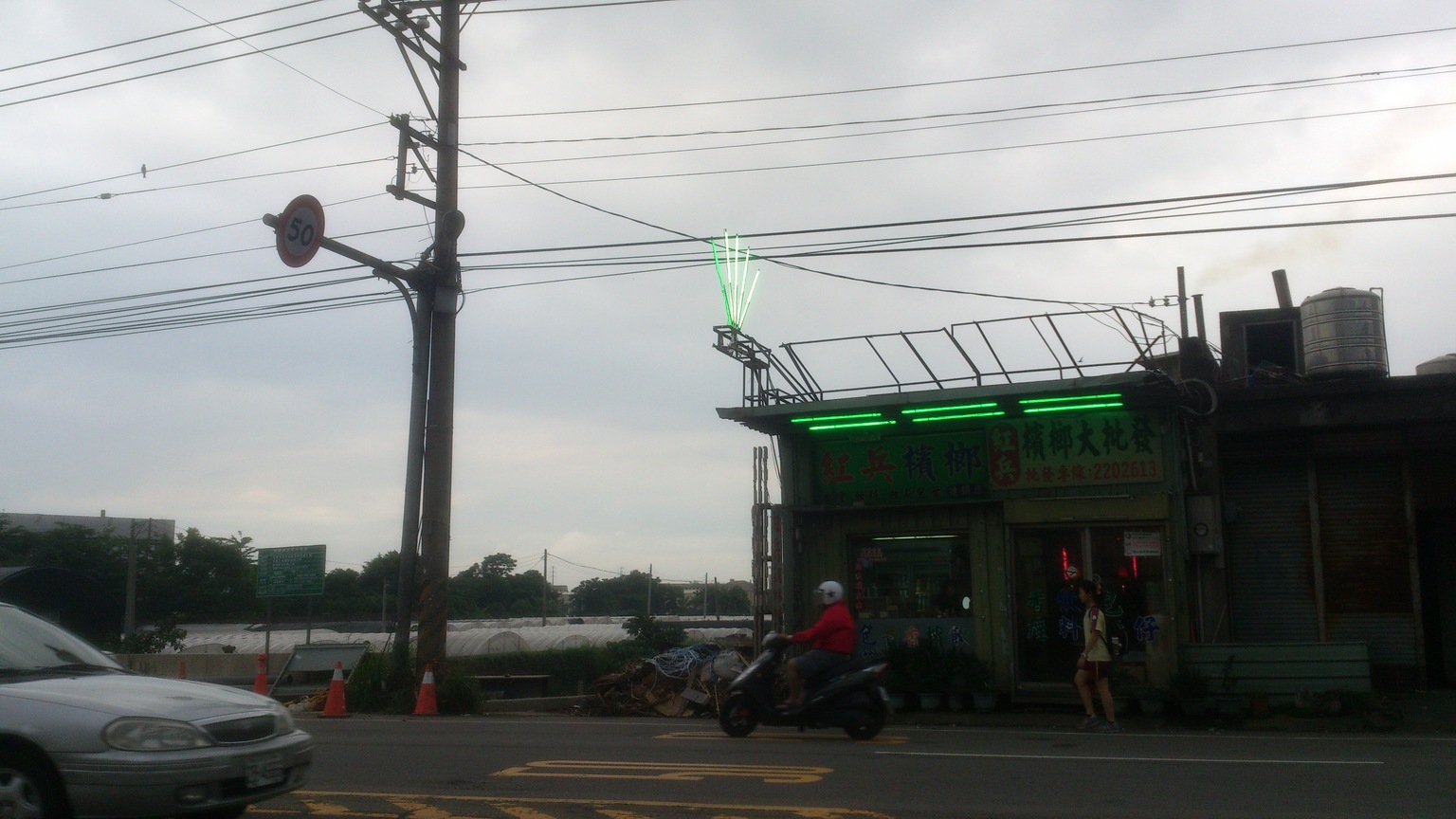 流動的人群，閃爍的霓虹燈