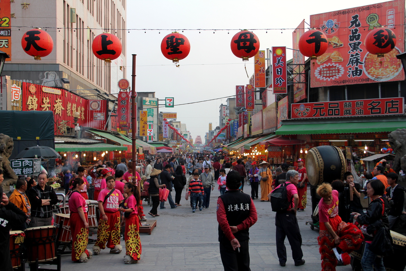 漫漫廟前街喧騰