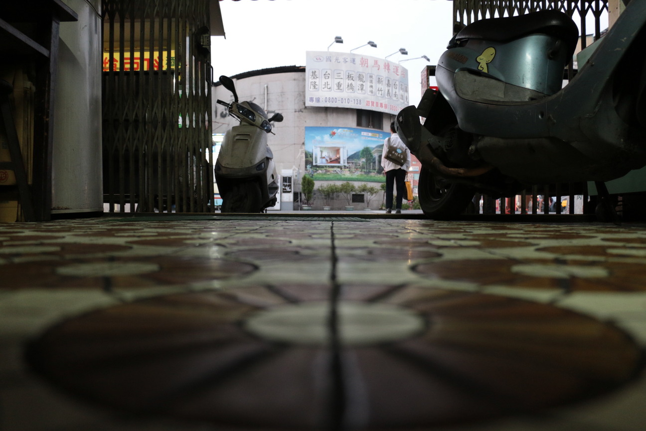 地面瓷磚。道出歷史的畫面