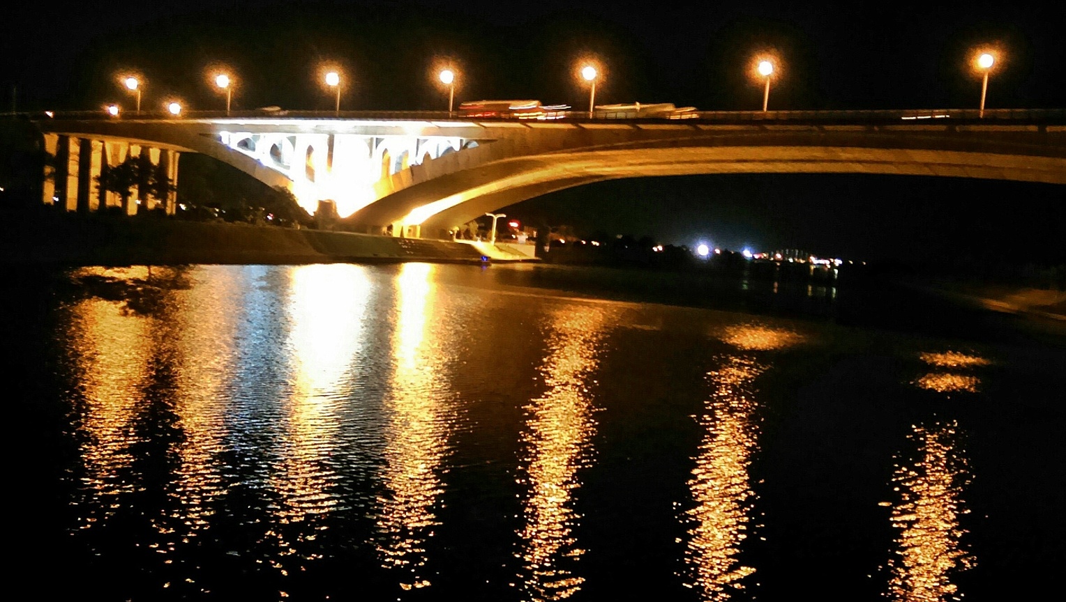 冬山河上的公路