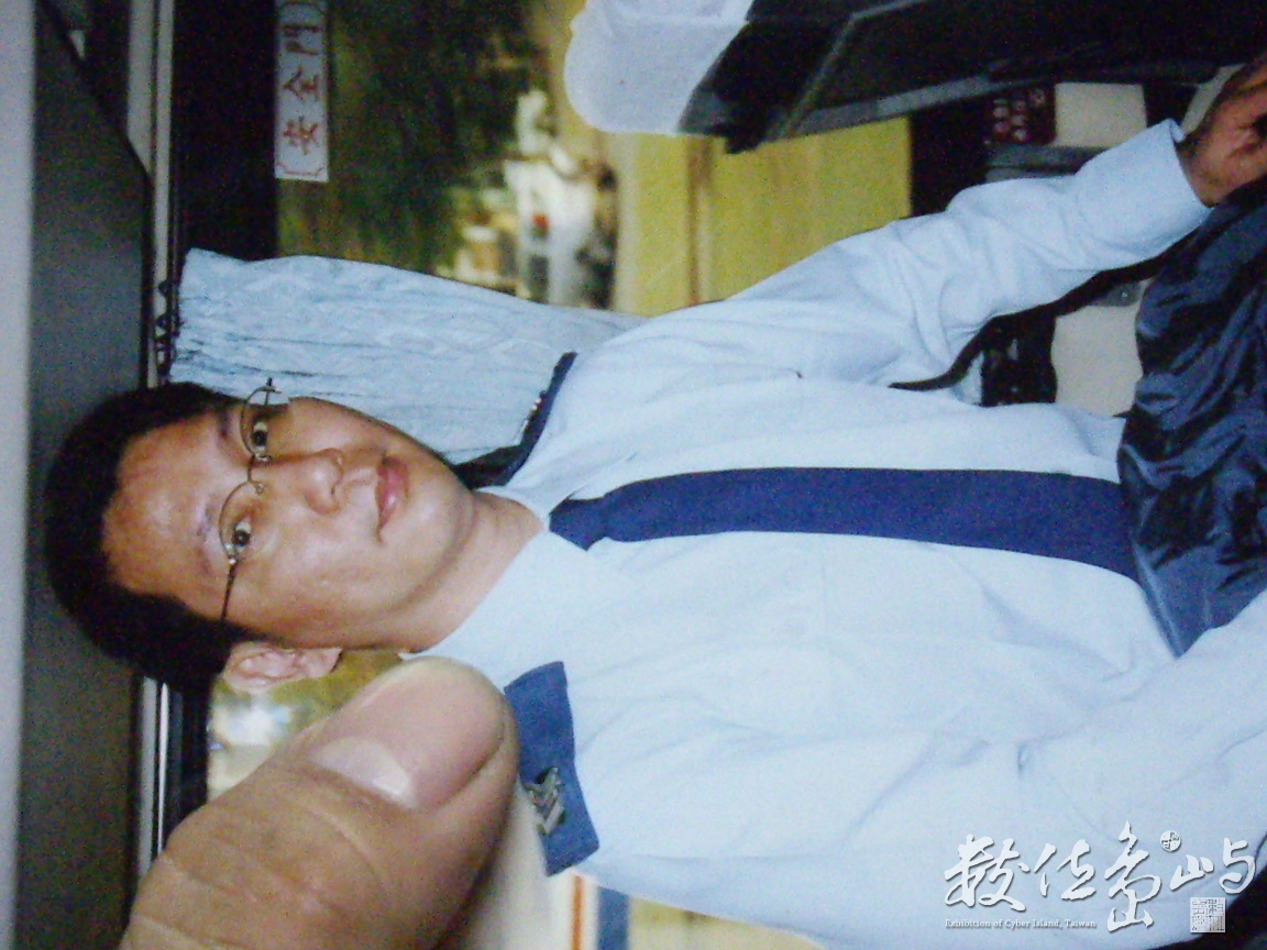 我   坐空軍大巴進入空軍總部辦公