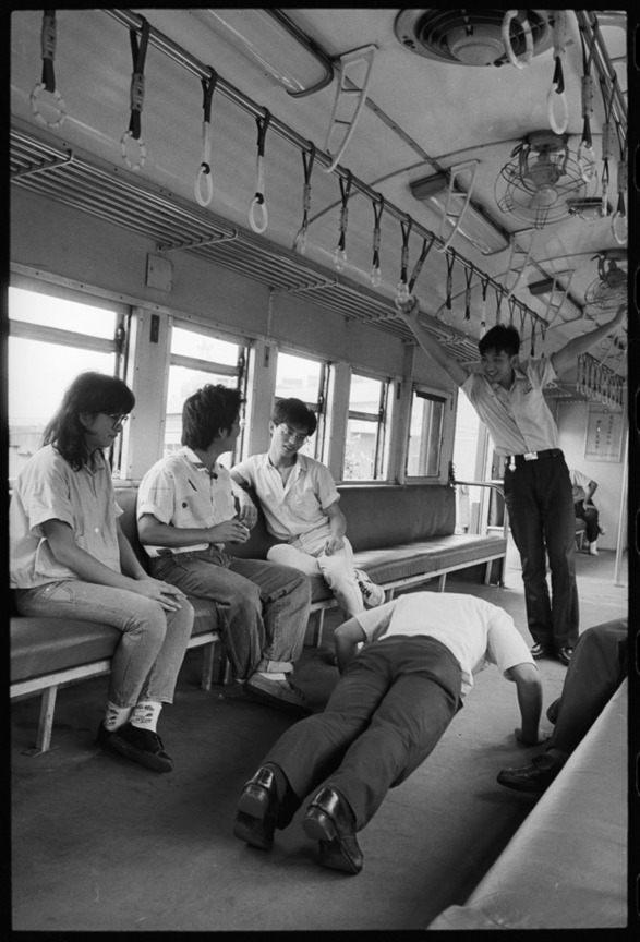 在車上作伏地挺身的學生