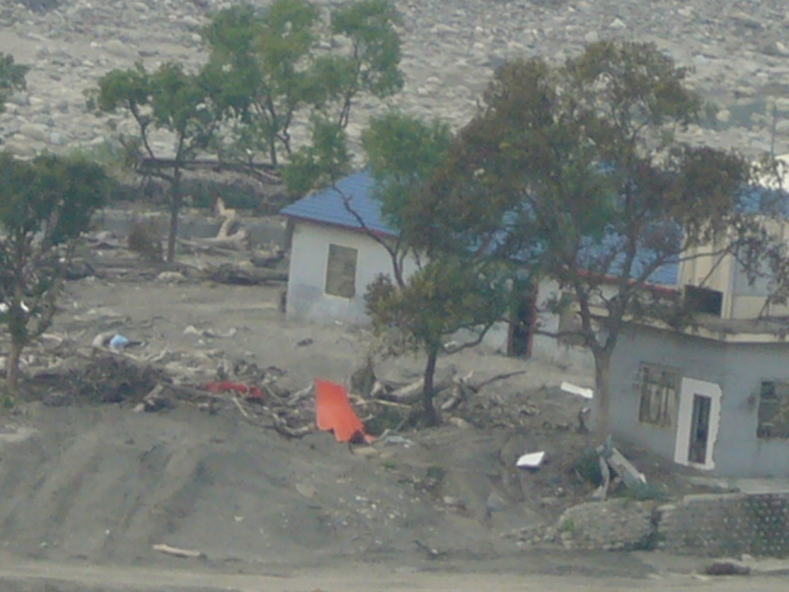 被大水淹沒後的房子