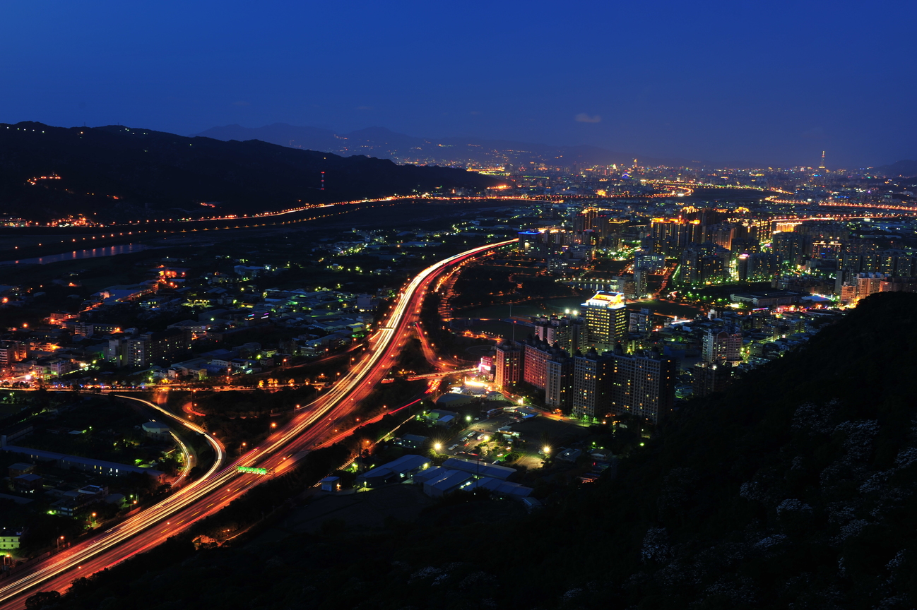 這十年中的攝影旅遊鏡頭 -鳶山夜景<BR>圖．文/游輝任