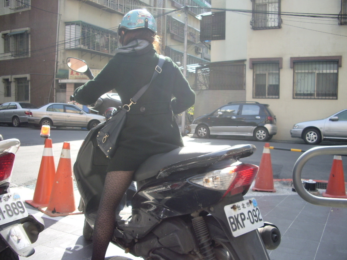 午後，巷中的等待