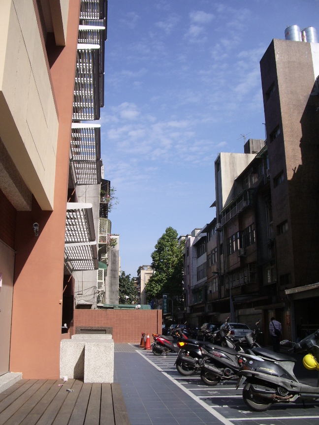 午後，巷中的等待