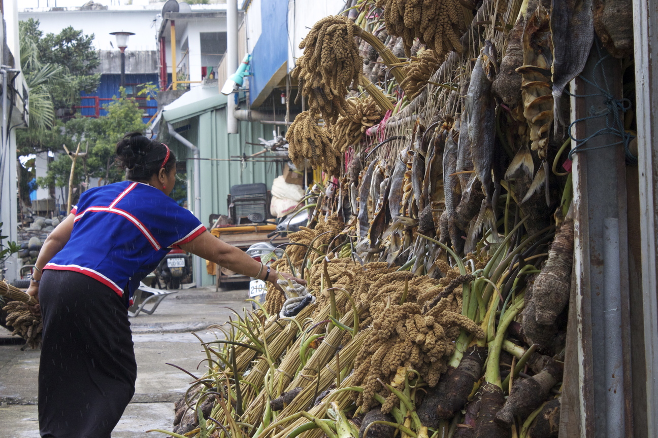 細雨紛飛中的小船落成儀式