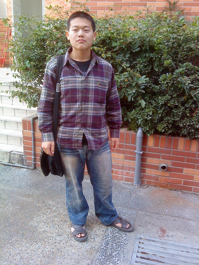 等待放學的大學生