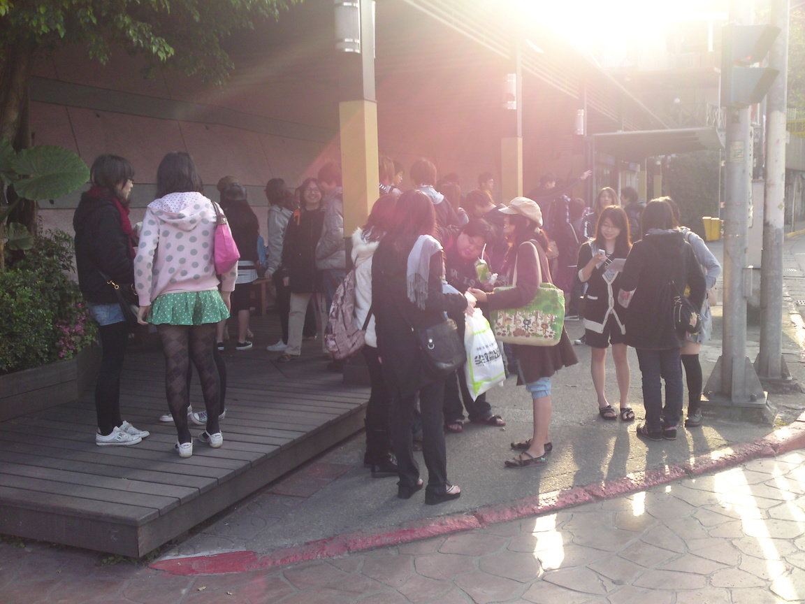 校門口的站牌前