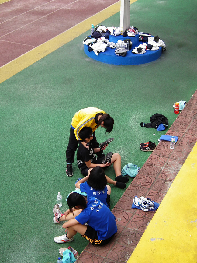 背著書包練跑去.2