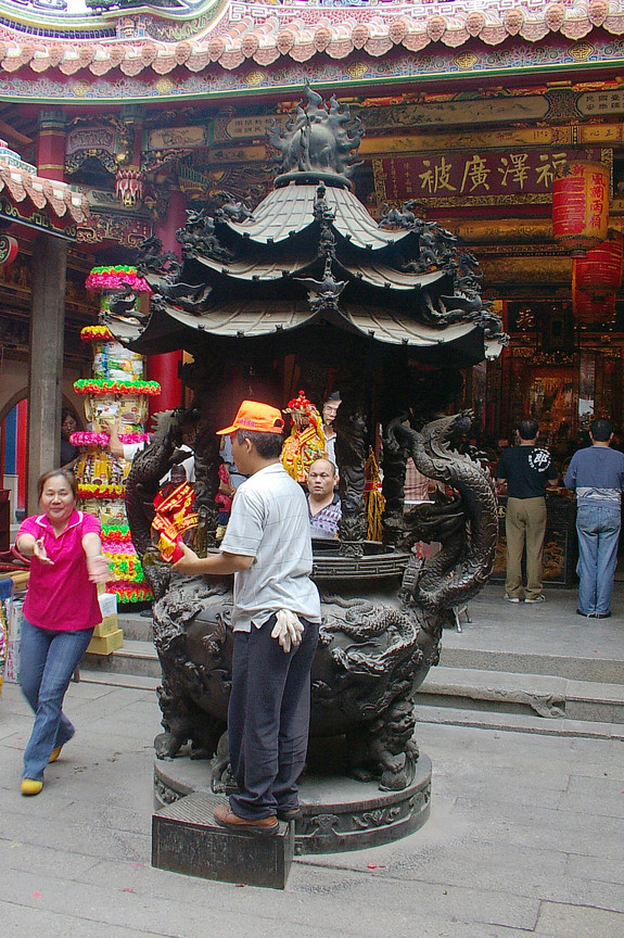 神像「過香煙」