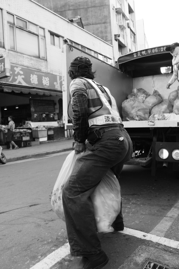 一切喧囂的背後