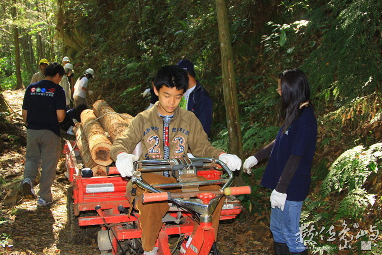 橫嶺山步道工作假期-王子壬理事長長子開搬運車-1-台中縣和平鄉中坑村大雪
