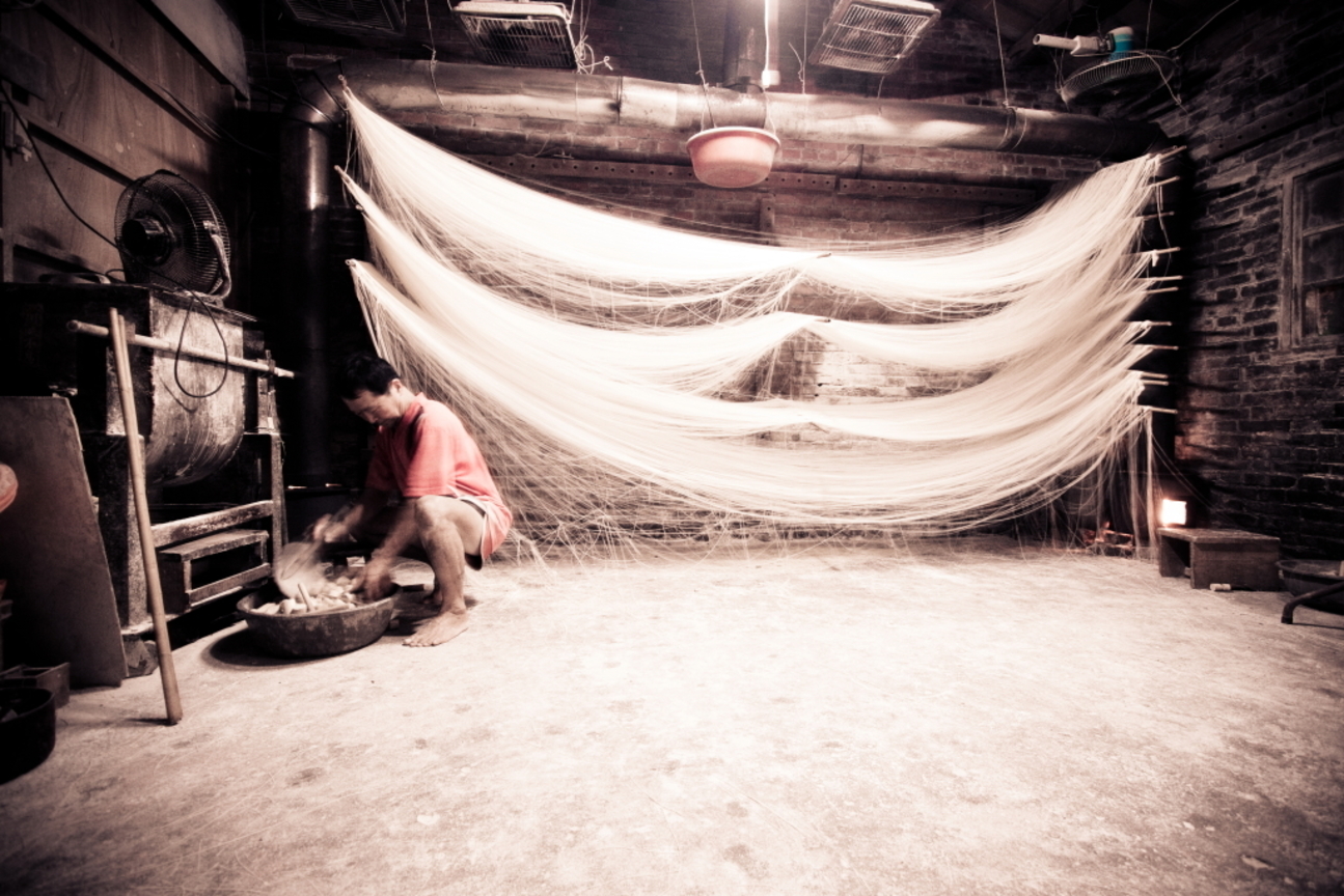 火，烘乾了麵線，也考驗著傳承