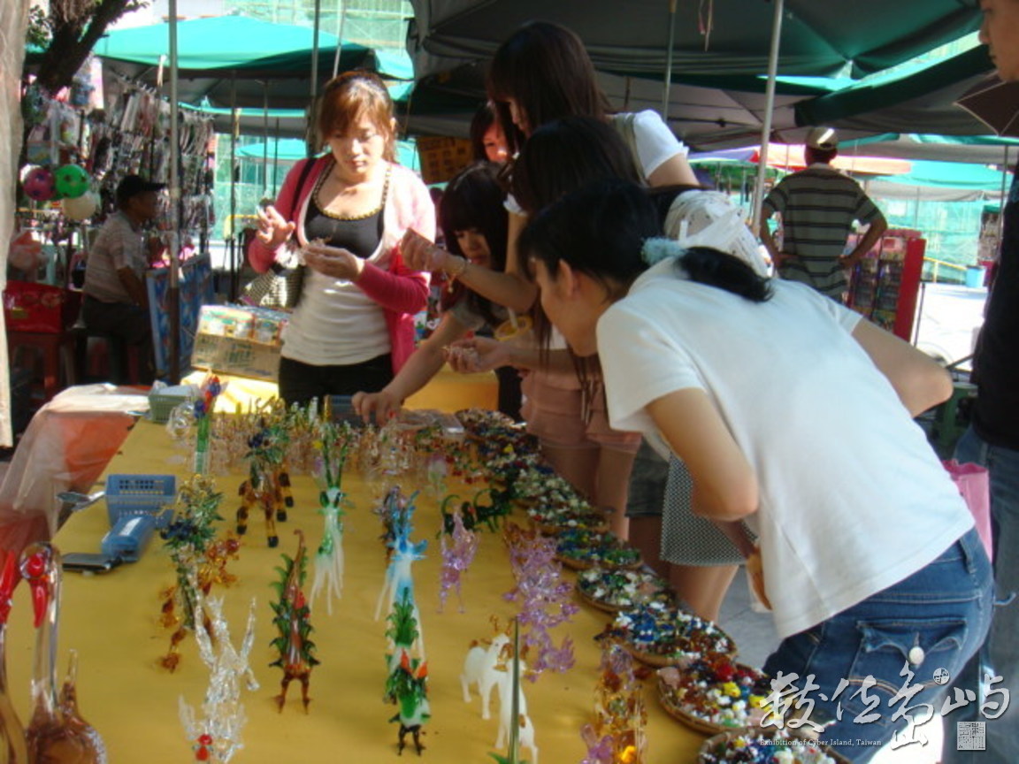 攤位的遊客們