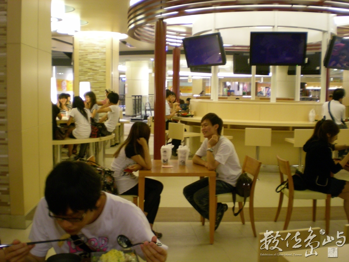 義守大學學生們用餐