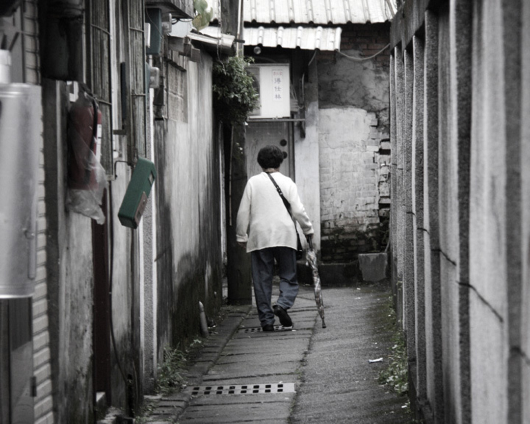 「憶眷」─ 舉步向前。