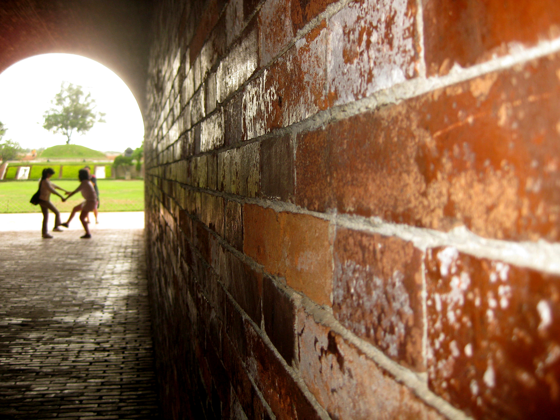 洞口玩耍的女孩（億載金城）