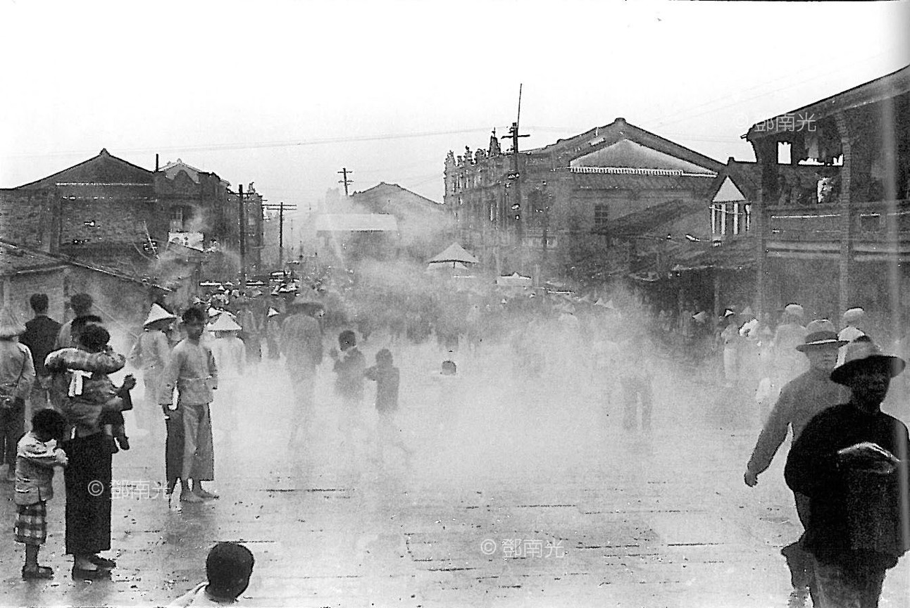 北埔上街正月迎神1935~37鄧南光 右前方六間連棟[大正式]拱廊街屋的第二棟是