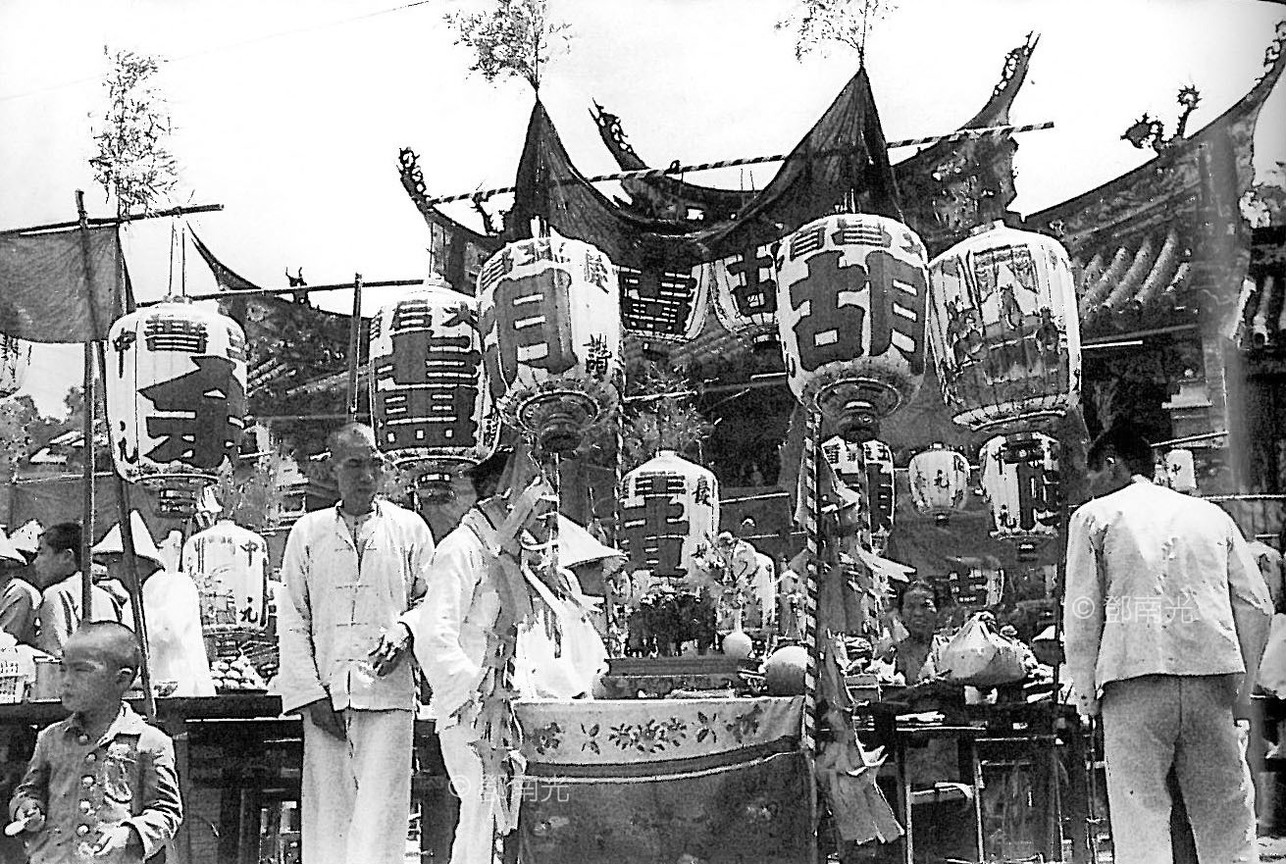 北埔慈天宮前中元祭供1935~37鄧南光