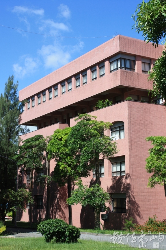  圖書館   天氣很好