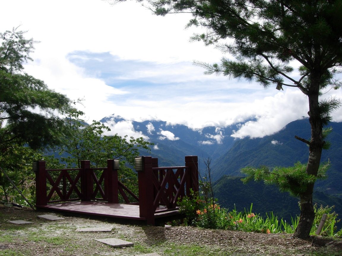 山中無甲子，寒盡不知年