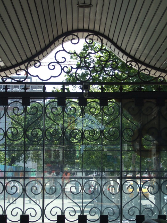 窗的監視器(台北捷運站入口)