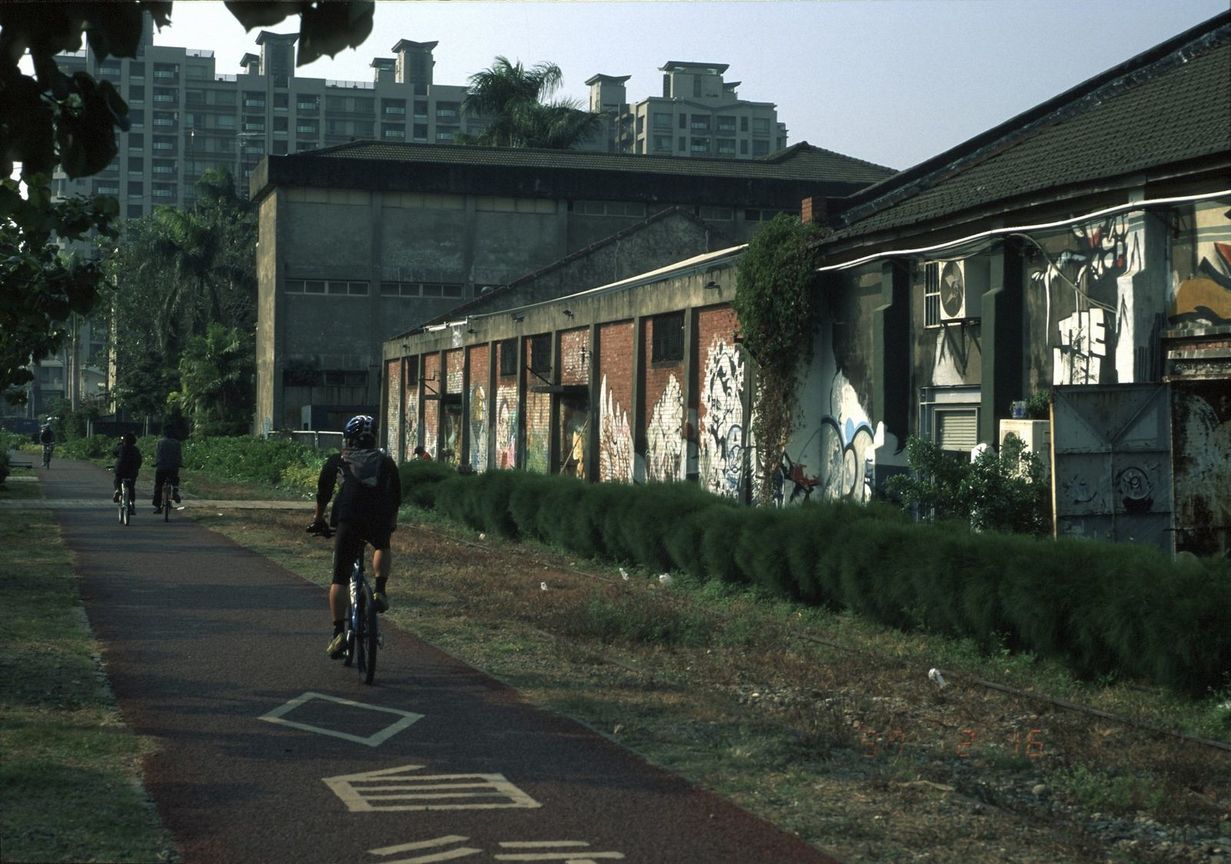 駁二特區旁的腳踏車道