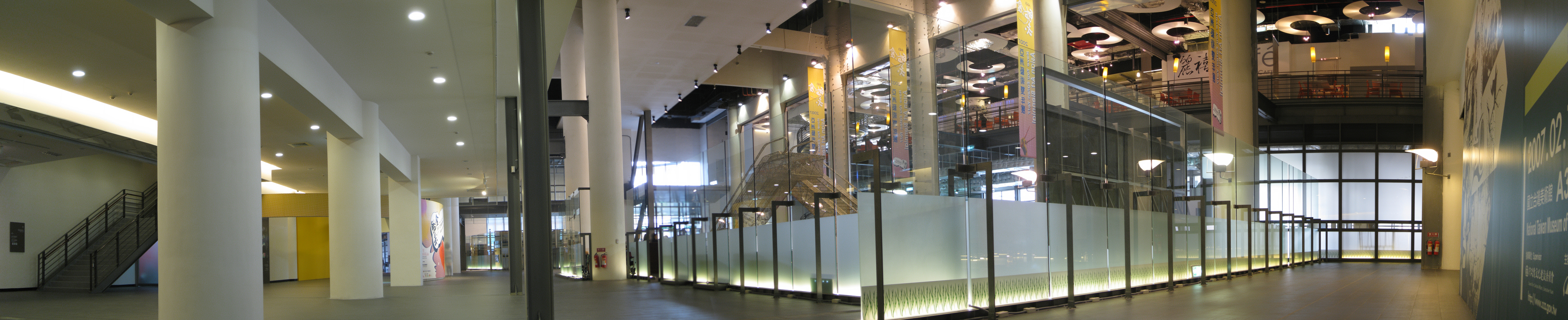 透明的玻璃帷幕