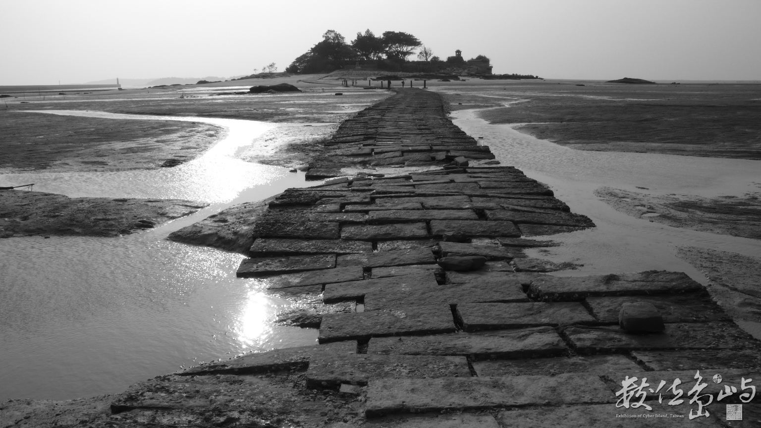 退潮時搭起了石版鵲橋