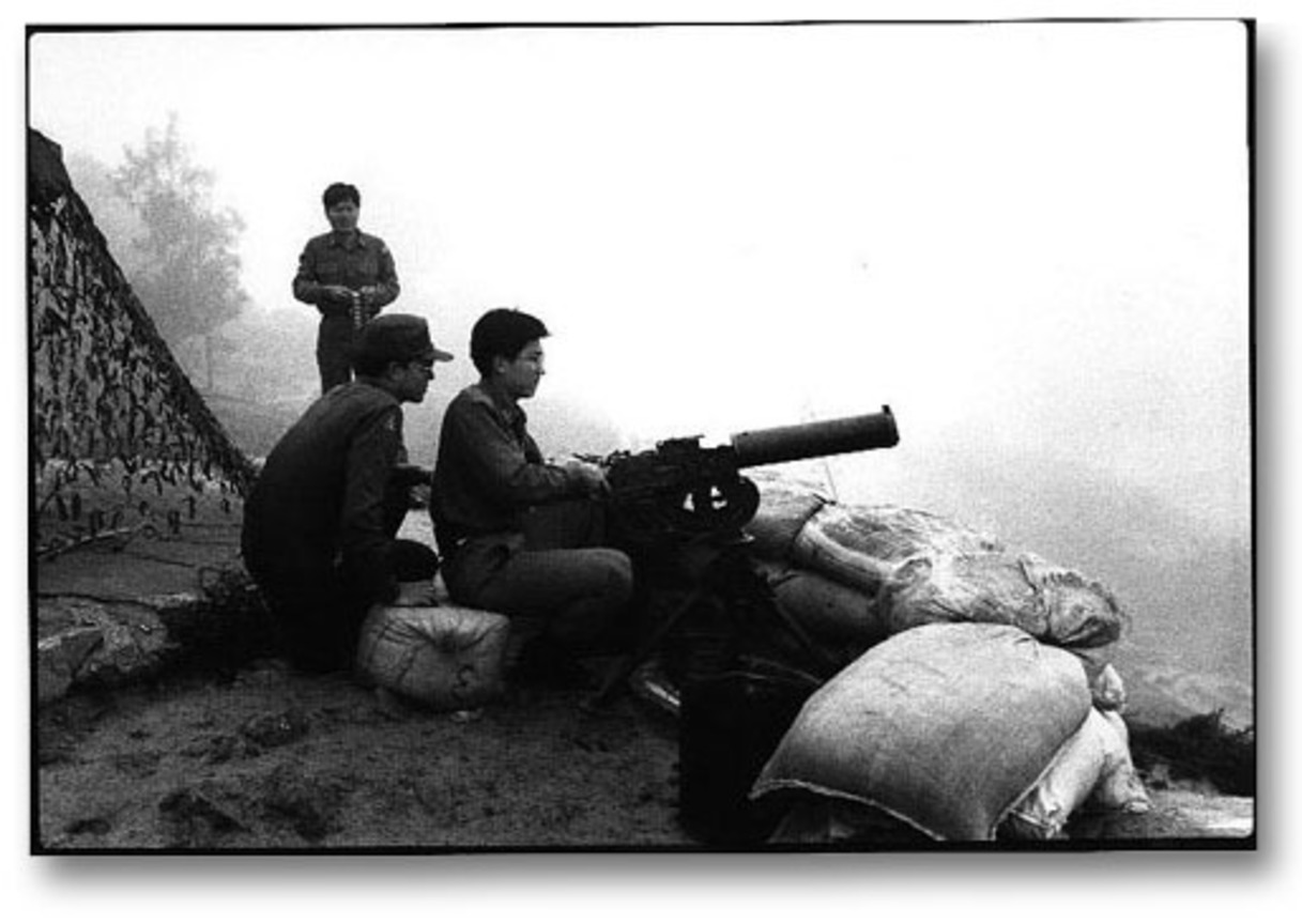 大陸漁船靠近，實施驅離射擊中的海防士兵，金西，1989