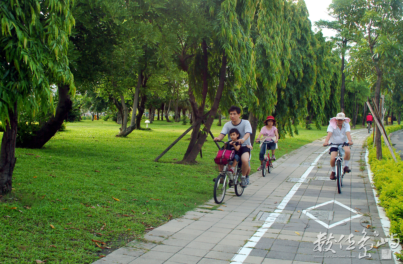 沿途濃密的綠蔭公園令單車族視野舒暢。