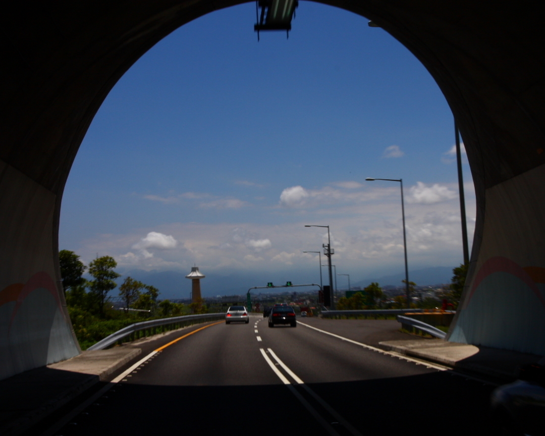 在雪山隧道口看見白雲朵朵
