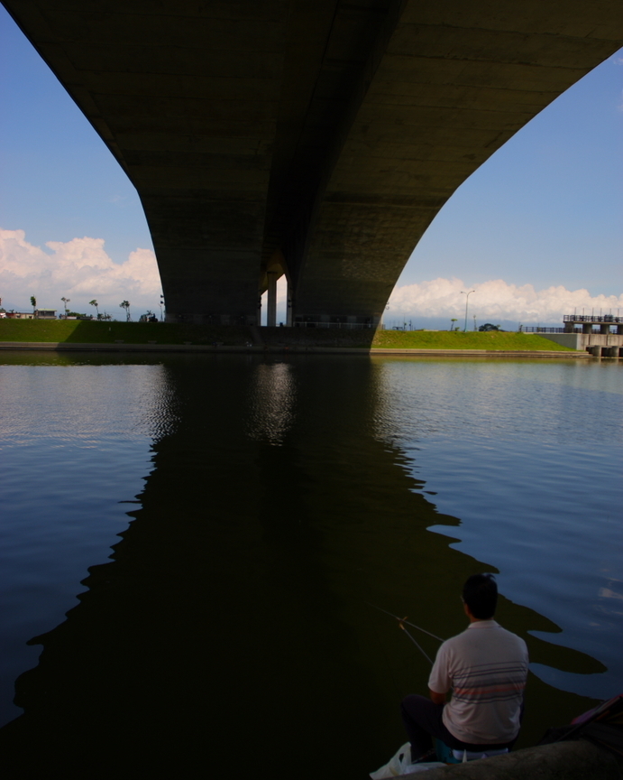 橋下是釣魚涼快的好地方