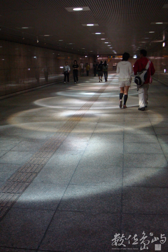 佇立捷運地下道