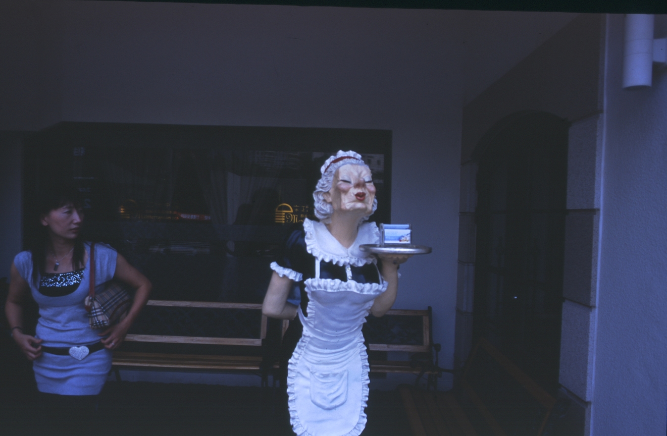 餐廳外的伺者塑像