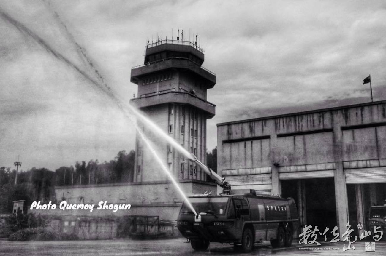 天氣太悶熱 強力水柱噴涼ㄧ下﻿