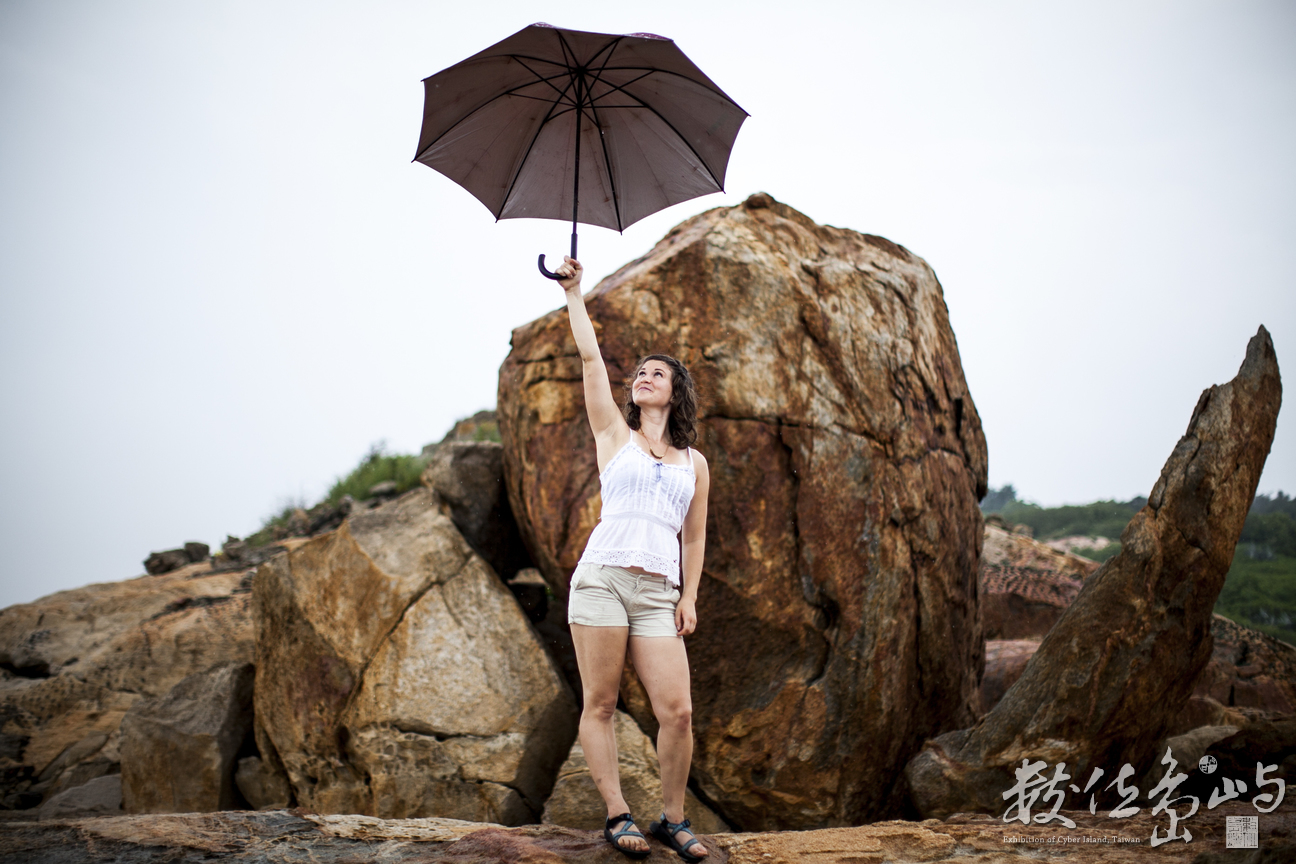 外國老師表示：踏破涼鞋有覓處 找花找得很辛苦 我終於找到金門最美麗的花了
