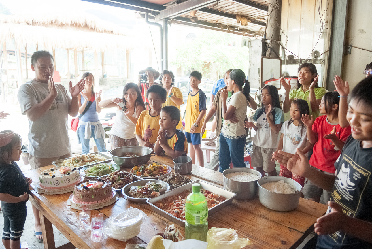 等待午餐的族人