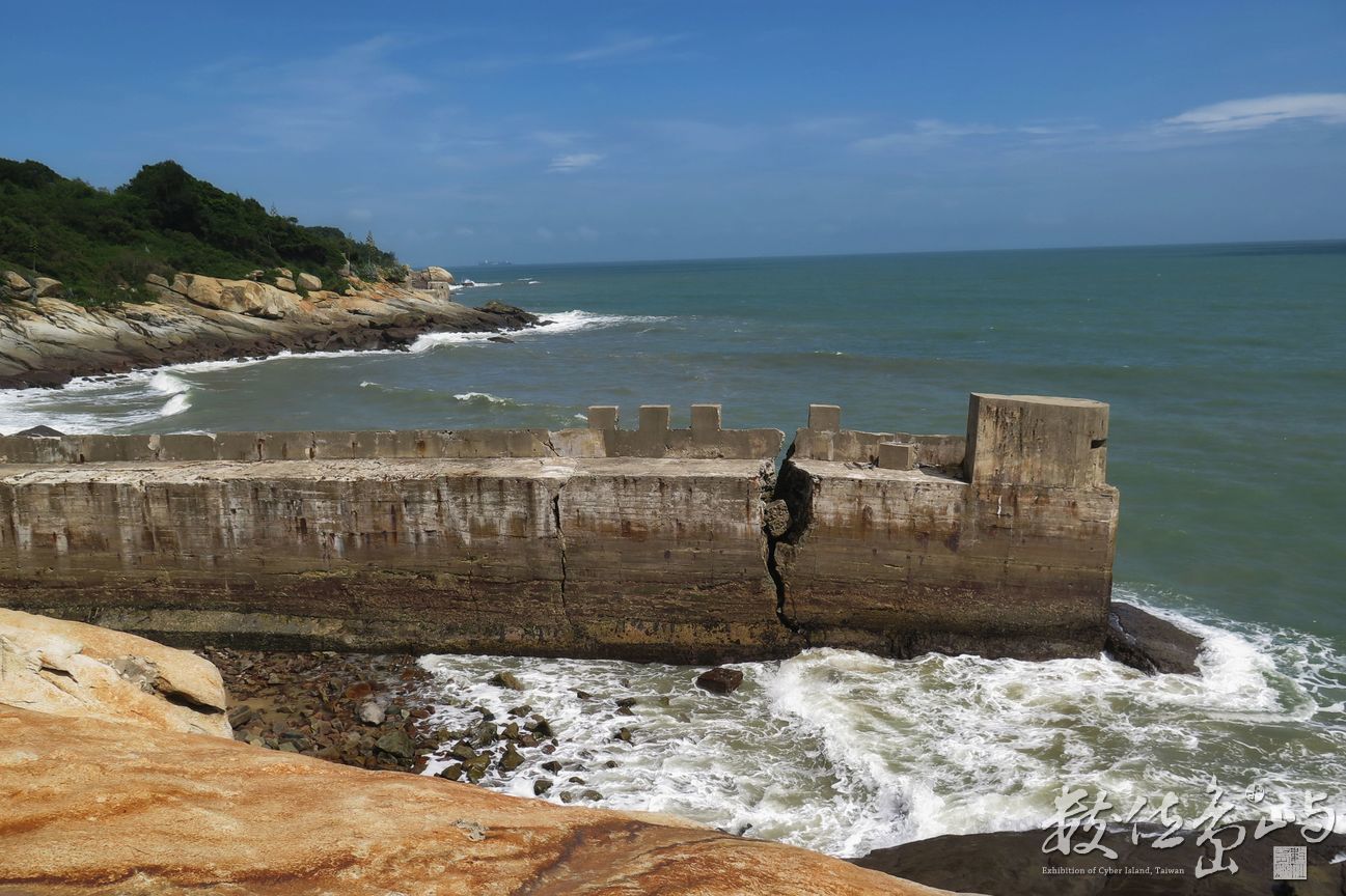 網路上有看到有人來這裡探險 對方走的是山路 因為偶找不到山路 只好走海岸岩石峭壁路線