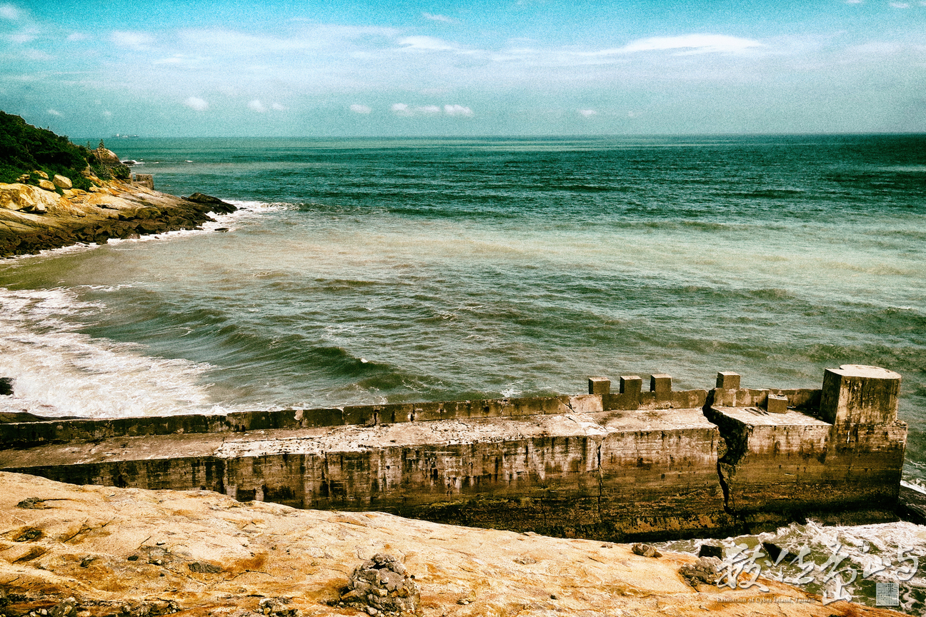網路上有看到有人來這裡探險 對方走的是山路 因為偶找不到山路 只好走海岸岩石峭壁路線