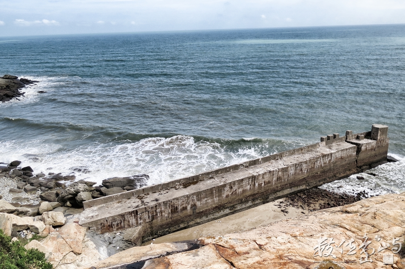 網路上有看到有人來這裡探險 對方走的是山路 因為偶找不到山路 只好走海岸岩石峭壁路線