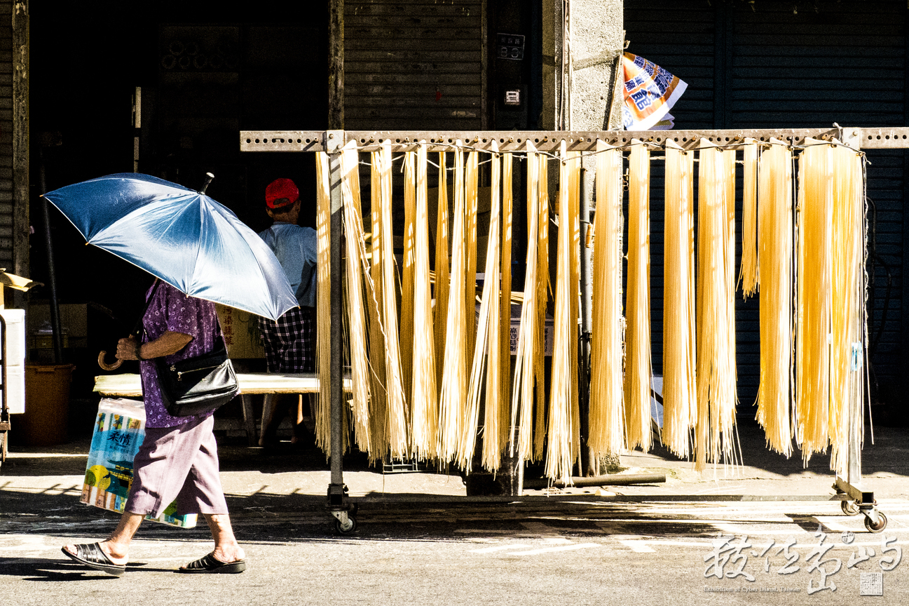 日頭這樣好 沒把麵線推出來曬曬日頭ㄧ下 實在是對不起廣大的麵線消費群們
