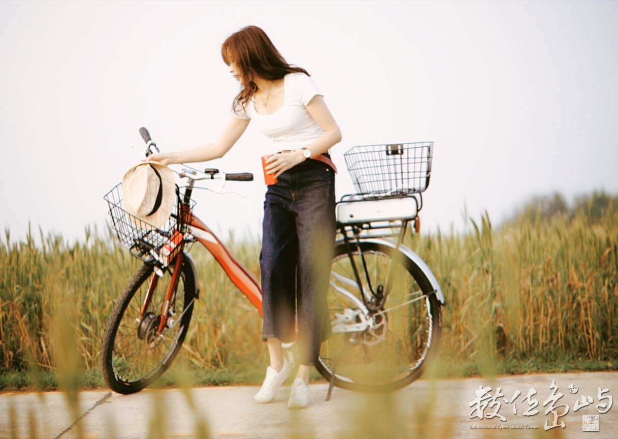 浯島輕鬆騎行之聞麥田香味喝麥香飲料