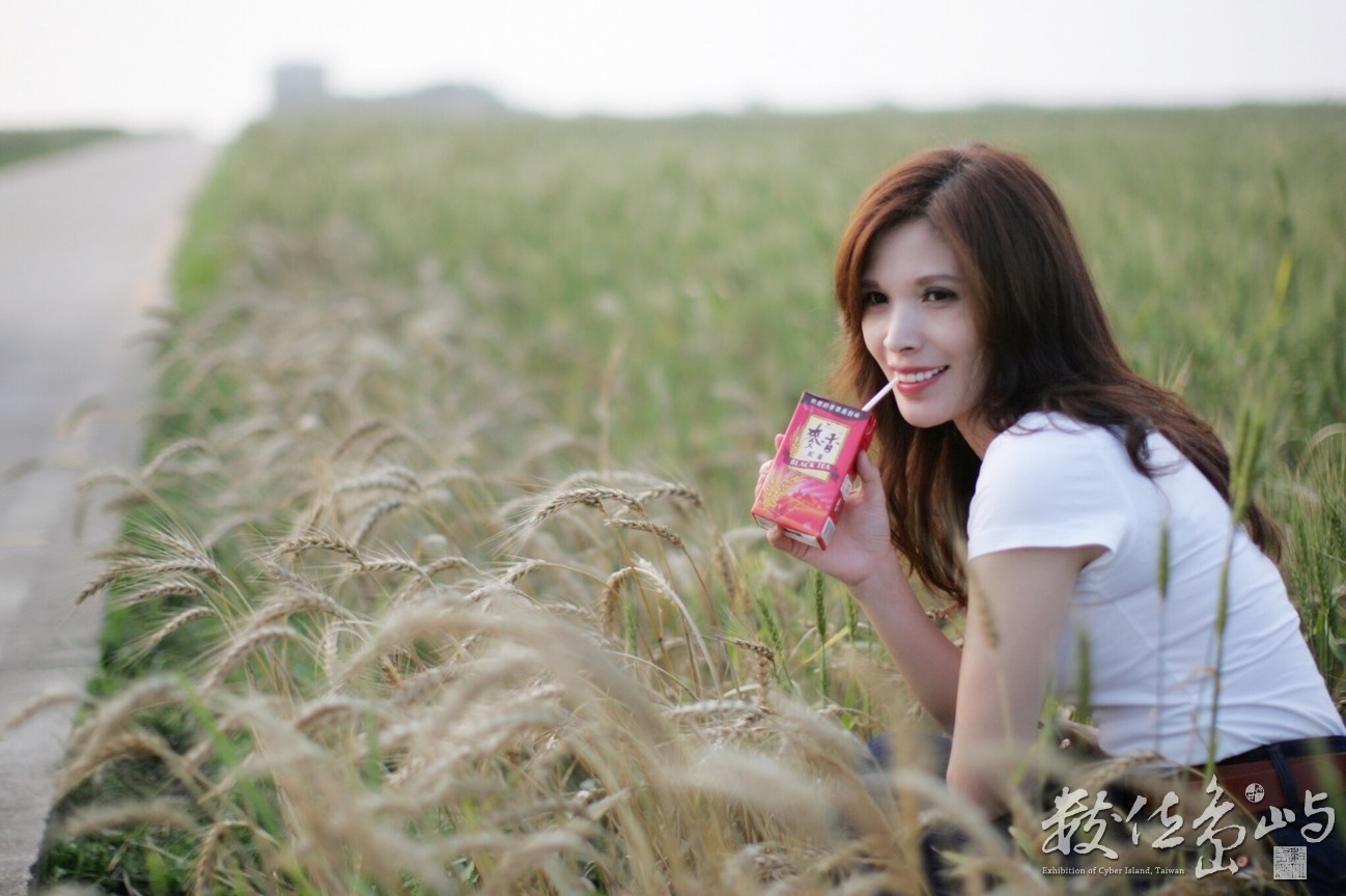 浯島輕鬆騎行之聞麥田香味喝麥香飲料