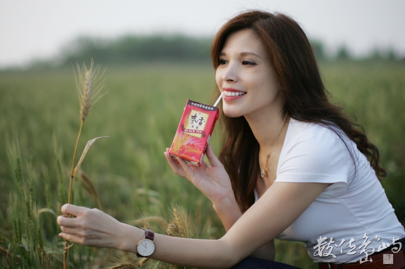 浯島輕鬆騎行之聞麥田香味喝麥香飲料
