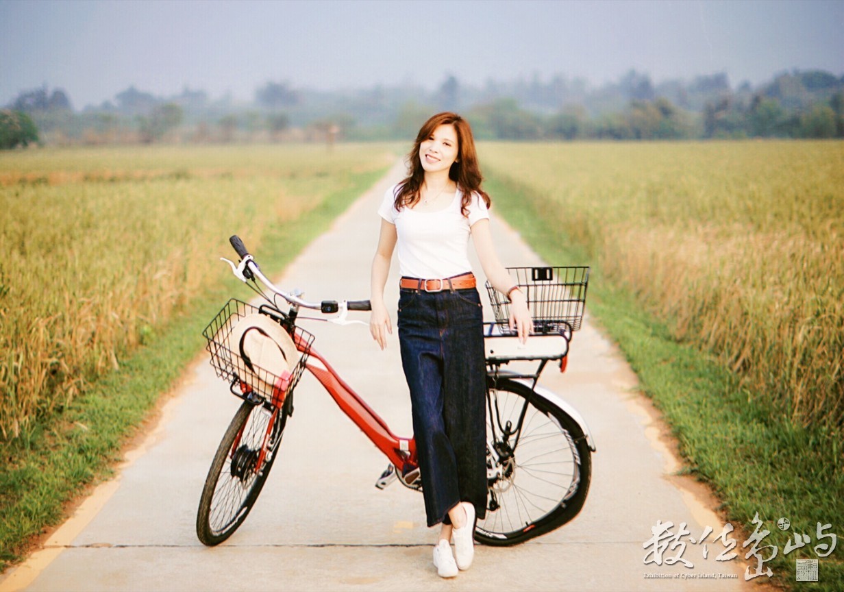 浯島輕鬆騎行之聞麥田香味喝麥香飲料