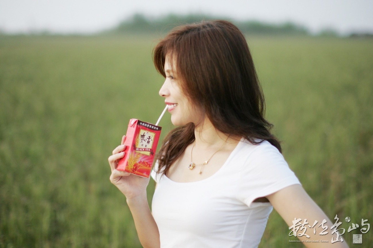 浯島輕鬆騎行之聞麥田香味喝麥香飲料